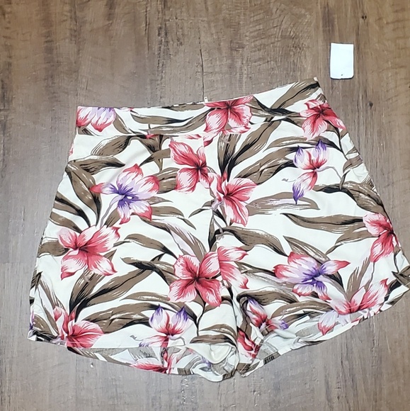 Charlotte Russe Pants - 3 inch floral shorts
